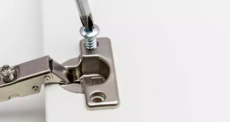 Screen Door Hinge Repair in Oak Ridge, FL