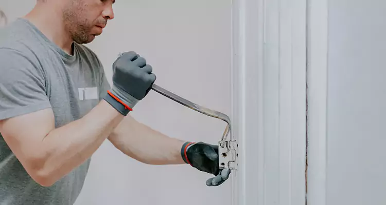 Cracked Door Jamb Repair in Oak Ridge, FL