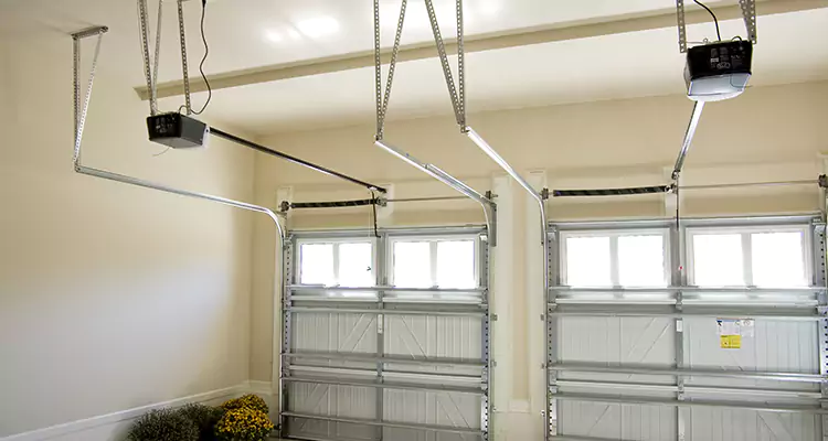 Residential Emergency Garage Door Repair in Oak Ridge, FL