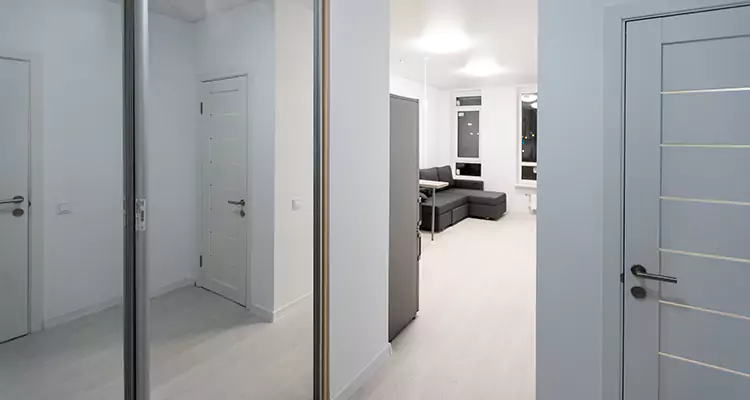 Modern Mirrored Closet Doors Repair in Oak Ridge, FL