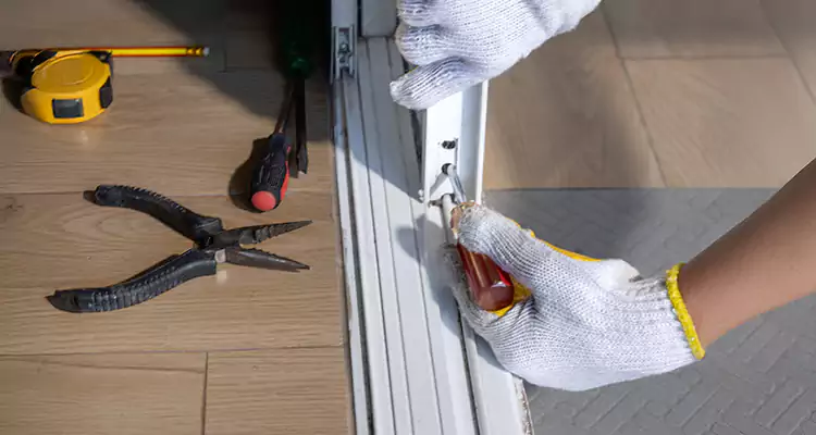 Closet Sliding Door Track Repair in Oak Ridge, FL